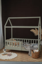 Įkelti paveikslėlį į galerijos peržiūros programą, House Bed