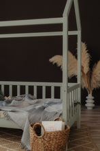 Įkelti paveikslėlį į galerijos peržiūros programą, House Bed